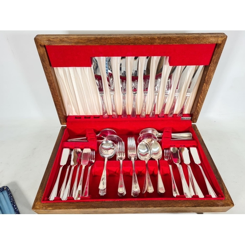 472 - Three vintage cutlery boxes containing various cutlery to include Kellogg's Insignia plate