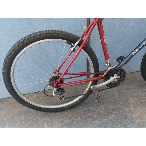 1201 - A black and red Raleigh M-Trax titanium gent's mountain bike with quick release wheels and 21 speed ... 