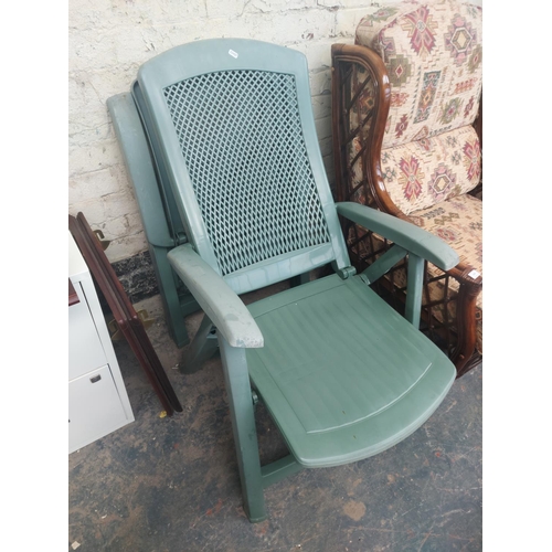 1221 - Five folding patio chairs, two green plastic and three grey metal