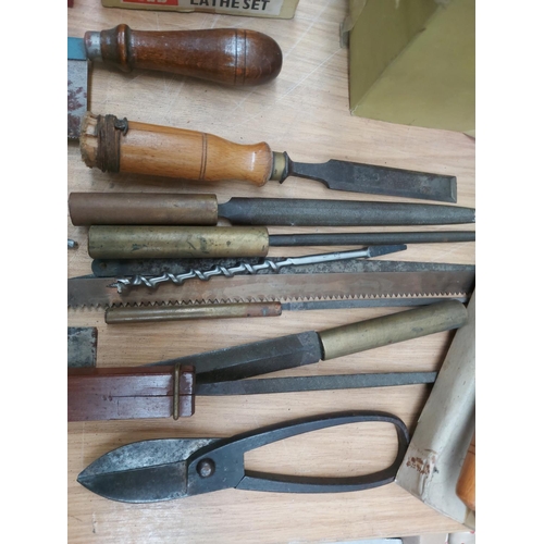 1346 - A mixed lot to include Wolf wood chisels, tin snips, hack saw, hand saw etc.