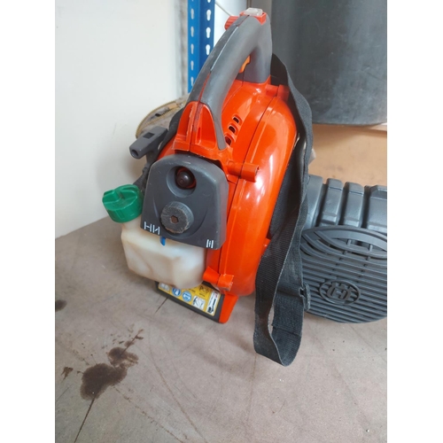 1370 - An orange and grey Husqvarna 125DV petrol leaf blower/garden vac