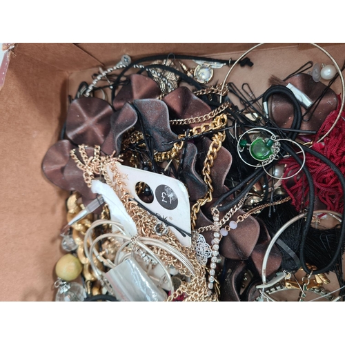 519 - A collection of vintage and modern costume jewellery