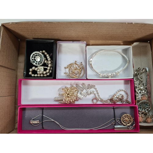 521 - A collection of vintage and modern costume jewellery