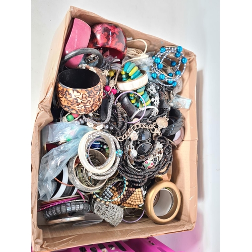 524 - A collection of vintage and modern costume jewellery