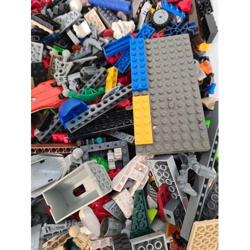 542 - A large quantity of Lego