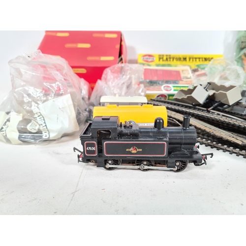 556 - A collection of model railway accessories to include Airfix HO/OO platform model kit, boxed Hornby t... 