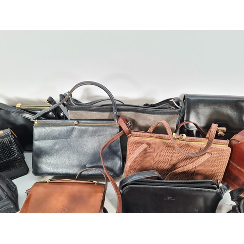 522 - Twelve assorted vintage ladies handbags to include leather, 1940s etc.