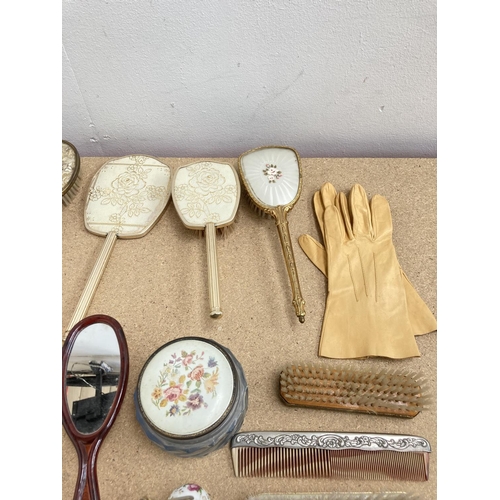 608 - Thirty assorted vintage ladies vanity items and accessories to include brushes, gloves etc.