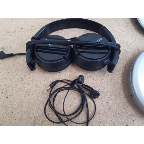 1014 - Six items, one boxed Philips AX1100/00 personal CD player, one Sony D-E305 Discman personal CD playe... 