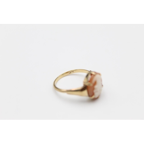 89 - A 9ct gold shell cameo ring, size M - approx. gross weight 1.7 grams