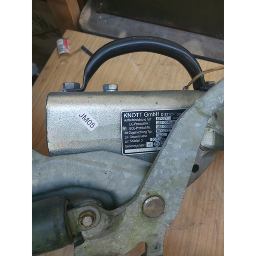 1285 - A Knott model D83125 caravan/trailer draw bar