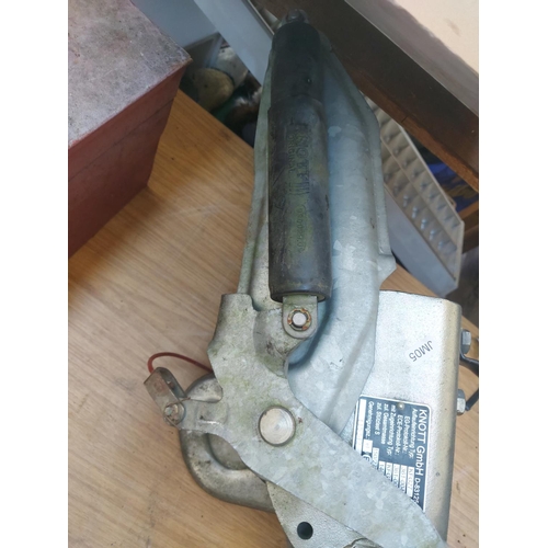 1285 - A Knott model D83125 caravan/trailer draw bar