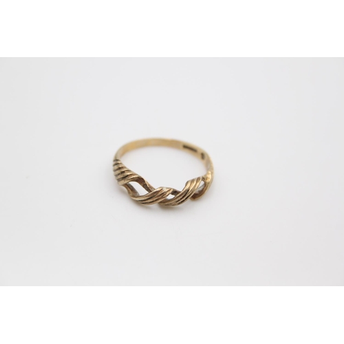 102 - A hallmarked Birmingham 9ct gold twisted ring, size P - approx. gross weight 1.9 grams