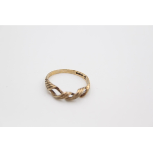 102 - A hallmarked Birmingham 9ct gold twisted ring, size P - approx. gross weight 1.9 grams