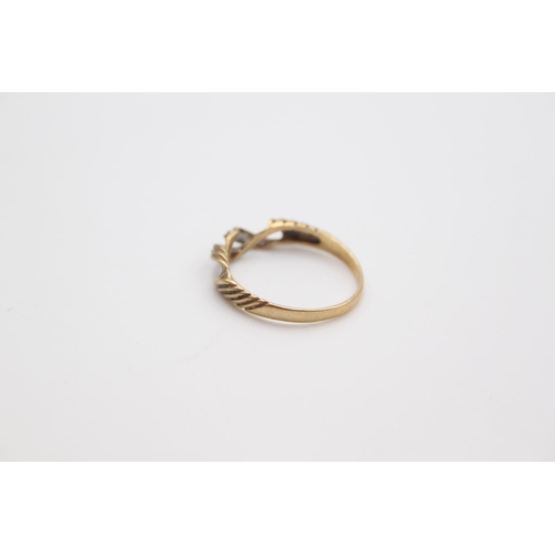 102 - A hallmarked Birmingham 9ct gold twisted ring, size P - approx. gross weight 1.9 grams