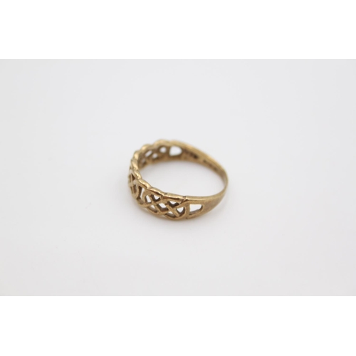 107 - A 9ct gold Celtic link band ring, size M ½ - approx. gross weight 2.1 grams