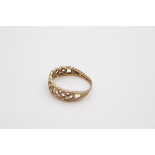 107 - A 9ct gold Celtic link band ring, size M ½ - approx. gross weight 2.1 grams