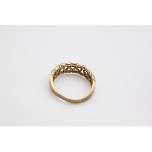 107 - A 9ct gold Celtic link band ring, size M ½ - approx. gross weight 2.1 grams