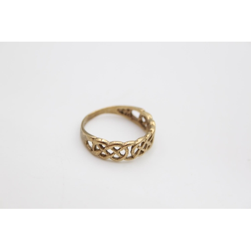 107 - A 9ct gold Celtic link band ring, size M ½ - approx. gross weight 2.1 grams