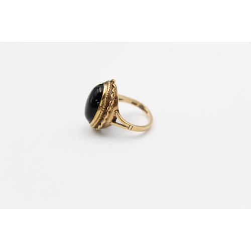 118 - A 9ct gold onyx cabochon ring - approx. gross weight 5.1 grams, size M