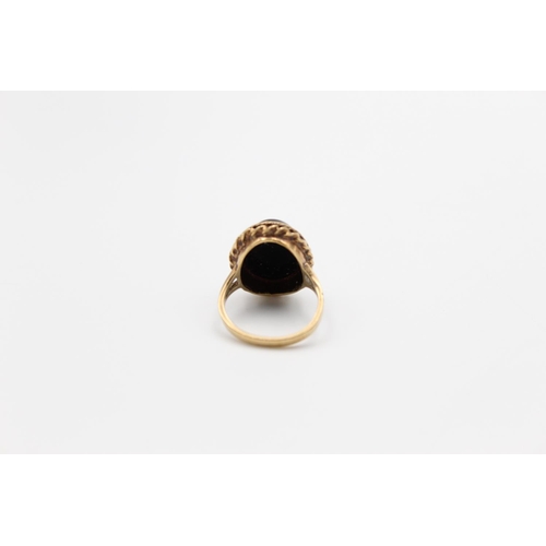 118 - A 9ct gold onyx cabochon ring - approx. gross weight 5.1 grams, size M