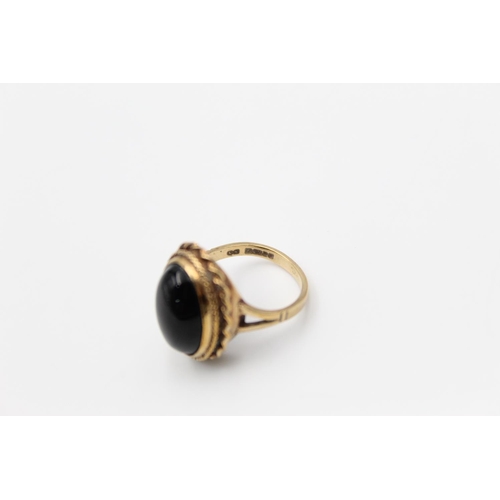 118 - A 9ct gold onyx cabochon ring - approx. gross weight 5.1 grams, size M