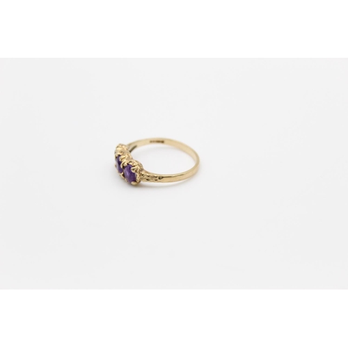 132 - A 9ct gold amethyst three stone ring, size O - approx. gross weight 2.1 grams