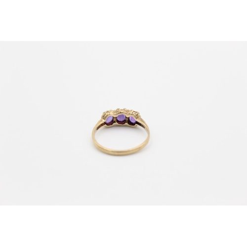 132 - A 9ct gold amethyst three stone ring, size O - approx. gross weight 2.1 grams