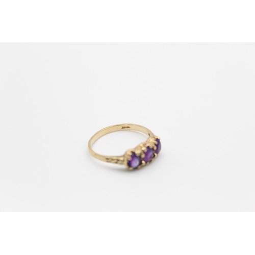 132 - A 9ct gold amethyst three stone ring, size O - approx. gross weight 2.1 grams