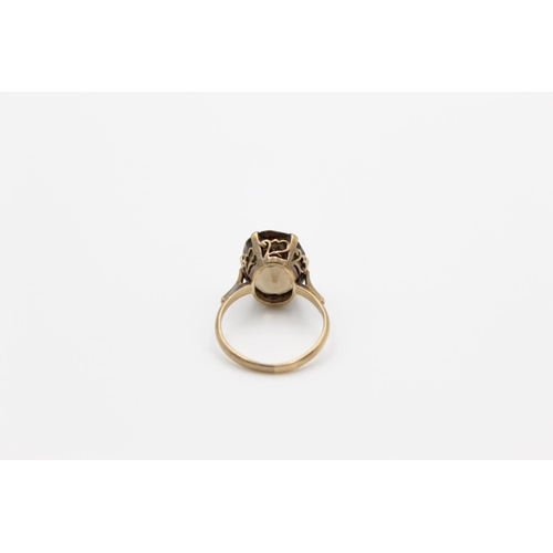 135 - A 9ct gold smoky quartz cocktail ring, size Q - approx. gross weight 4.5 grams