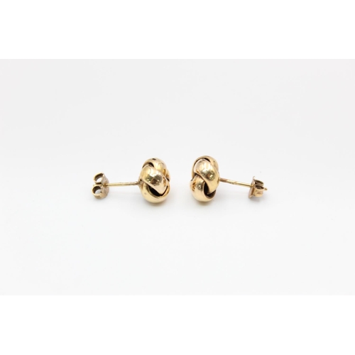 189 - A pair of 9ct gold knot stud earrings - approx. gross weight 2 grams