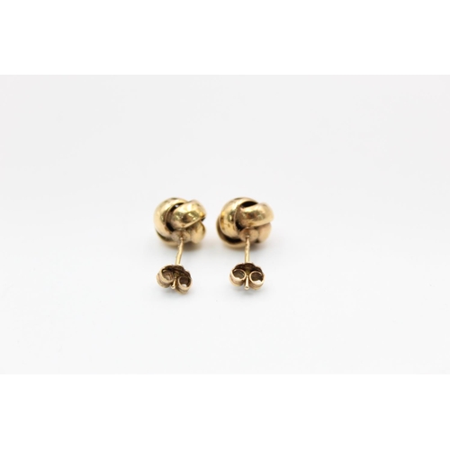 189 - A pair of 9ct gold knot stud earrings - approx. gross weight 2 grams