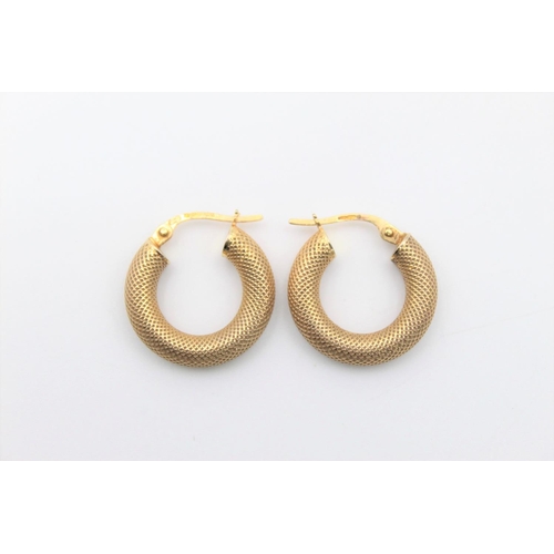 216 - A pair of 9ct gold mesh design hug hoop earrings - approx. gross weight 1.5 grams