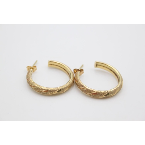 224 - A pair of 14ct gold textured hoop earrings - approx. gross weight 5 grams