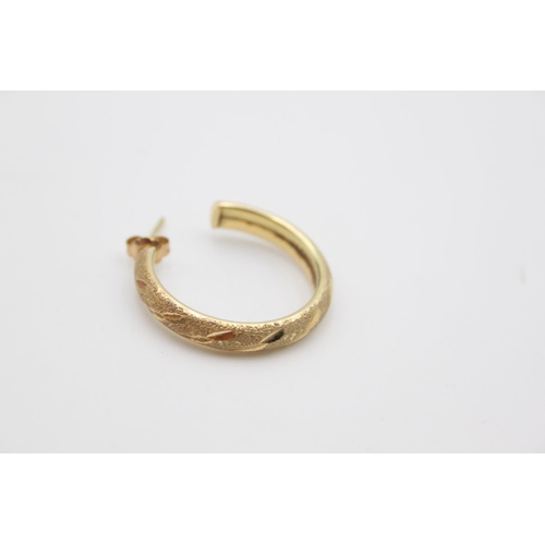 224 - A pair of 14ct gold textured hoop earrings - approx. gross weight 5 grams