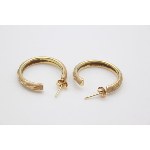 224 - A pair of 14ct gold textured hoop earrings - approx. gross weight 5 grams