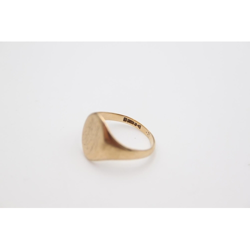 25 - A hallmarked Chester 9ct gold initial engraved signet ring, size Q ½ - approx. gross weight 3.7 gram... 