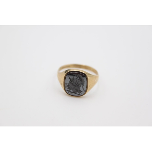 26 - A 9ct gold hematite centurion intaglio signet ring, size R ½ - approx. gross weight 2.8 grams