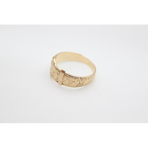 60 - A 9ct gold engraved belt ring, size S - approx. gross weight 3.8 grams