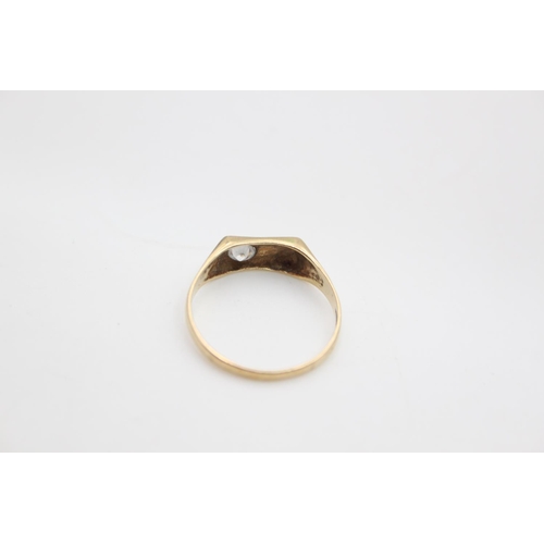 88 - A hallmarked London 9ct gold gemstone signet ring - approx. gross weight 1.3 grams, size N ½