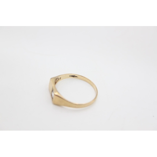 88 - A hallmarked London 9ct gold gemstone signet ring - approx. gross weight 1.3 grams, size N ½