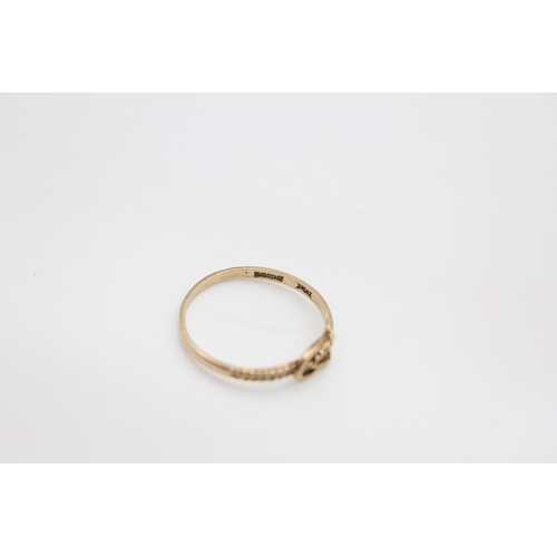 89 - A hallmarked Birmingham 9ct gold reef knot ring, size O ½ - approx. gross weight 1 gram