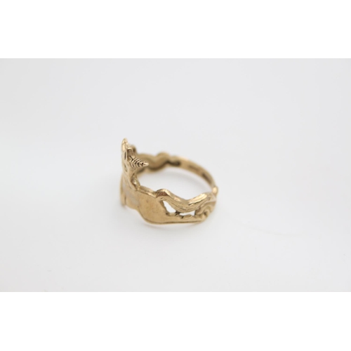 96 - A 9ct gold unicorn ring, size O - approx. gross weight 3.2 grams