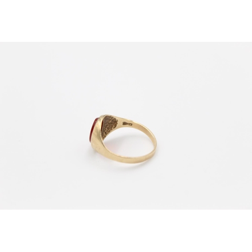 122 - A hallmarked London 9ct gold carnelian singet ring, size Q - approx. gross weight 2.1 grams