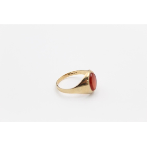 122 - A hallmarked London 9ct gold carnelian singet ring, size Q - approx. gross weight 2.1 grams