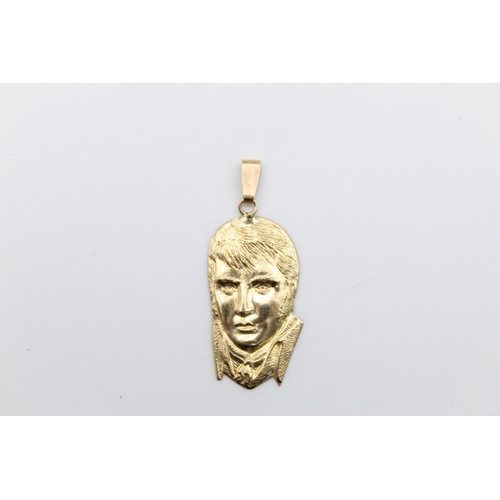 187 - A 9ct gold Elvis Presley pendant and earrings set - approx. gross weight 1.2 grams