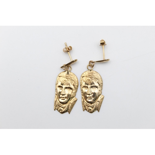 187 - A 9ct gold Elvis Presley pendant and earrings set - approx. gross weight 1.2 grams