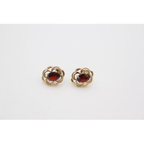 193 - A pair of 9ct gold garnet stud earrings - approx. gross weight 1.1 grams