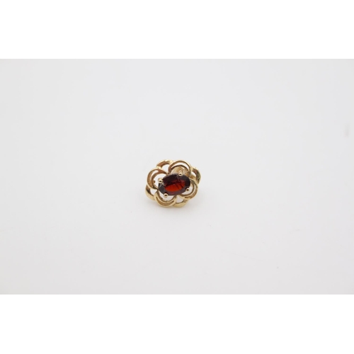 193 - A pair of 9ct gold garnet stud earrings - approx. gross weight 1.1 grams