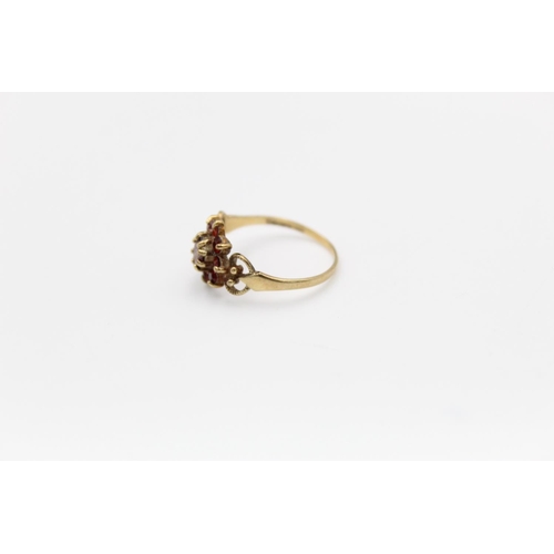 121 - A 1970s 9ct gold garnet cluster ring, size N ½ - approx. gross weight 1.5 grams